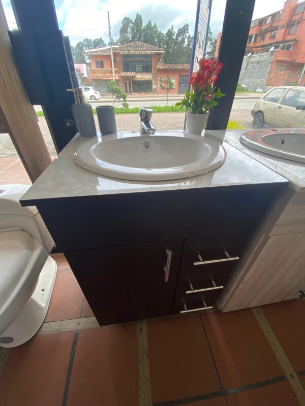 MUEBLE DE BAÑO CON FORMICA COLOR WENGUE