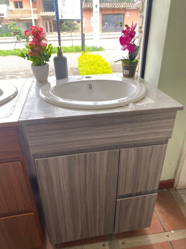 MUEBLE DE BAÑO CON FORMICA COLOR HUMO