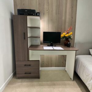 ESCRITORIO TORRE DOS CAJONES, UNA PUERTA COLOR COÑAC CON TOMACORRIENTE